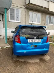 Honda Fit, 2009 легковой комби (хэтчбек), Honda Fit, 2009 г.в., г/н Р152КХ75, цвет голубой, номер кузова GE61192733, ПТС отсутствует. Заднее стекло целиком отсутствует, потертости с левой стороны, порог замят в левой части спереди, задний бампер сколы краски, на двери багажника вмятина, правая…