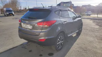 Hyundai Tucson 2010 года, темно-серый. VIN: KMHJU81VDAU023733. Двигатель дизельный D4HA, объем 2.0 л (1995 куб. см), мощность 166 л.с. Экологический класс 4. ПТС 24 УС 716923, госномер А283ЕО172. Разрешенная максимальная масса 1950 кг, снаряженная масса 1625 кг. Производитель: Hyundai Motor…