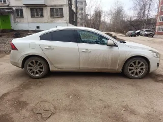 Volvo S60 2013 года выпуска, VIN: YV1FS42H0D2213026. В залоге у ПАО "Совкомбанк".