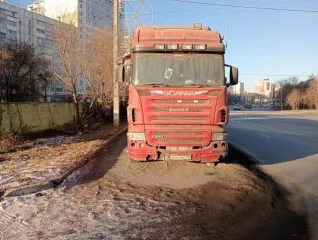 КамАЗ 731600 2010 года, красный. VIN: Х89731600А0DН9041, ПТС: 78МХ727204, госномер: В106СН174. Дизельный двигатель, мощность 470 л.с. (345 кВт), объем 11705 куб. см. Шасси № XLER4X20005119410. Экологический класс 3. Максимальная масса 22000 кг, масса без нагрузки 7350 кг.