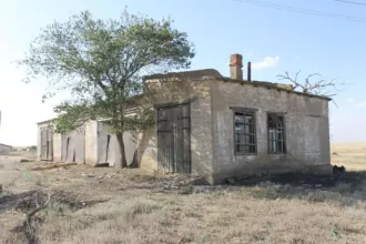 Гараж, нежилое здание, кадастровый № 08:09:320101:1810, пл. 199,5кв.м.; 
Зернохранилище, нежилое здание, кадастровый № 08:09:320101:1811, пл. 766,4кв.м.; 
Общежитие, нежилое здание, кадастровый № 08:09:320101:1812, пл. 185,5кв.м.; 
Склад ядохимикатов, нежилое здание, кадастровый №…