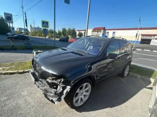 BMW X5 2006 года, черный, 231 л.с., пробег 380000 км, полный привод, АКПП, VIN: 5UXFA13536LY27842. Требуется ремонт КПП и двигателя, отсутствует передний бампер, черный выхлоп, автомобиль не на ходу.