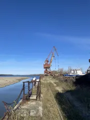 Причальная стенка протяженностью 304 м с кадастровым номером 70:19:0000004:1039, расположенная по адресу: Томская область, Колпашевский район, г. Колпашево, ул. Портовая, д. 21, строение 15. Общая площадь: 304 кв. м. Кадастровая стоимость: 13 036 577.4 руб. Имеется обременение в виде договора…