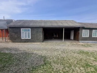 Жилой дом площадью 95,5 кв.м, кадастровый номер 20:06:0401004:716; Земельный участок для ведения личного подсобного хозяйства площадью 423+/-7 кв.м, кадастровый номер 20:06:1401004:713. Информация о зарегистрированных лицах и коммунальных задолженностях не предоставлена. Общая площадь 518,5 кв.м…