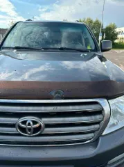 Toyota Land Cruiser 200, 2009 г.в., VIN – JTMHT05J805056007, ПТС 78УЕ 937622; цвет кузова серый; 288 л.с.; тип двигателя бензиновый; категория ТС В, экологический класс четвертый, имущество обременено залогом Сырцова Сергея Анатольевича.