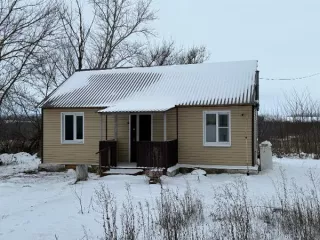 Здание 57,7 кв.м и земельный участок 682 кв.м, расположенные по адресу: Курская область, Советский район, Александровский сельсовет, д. Александровка, д. 29А Здание, назначение: нежилое, наименование: Нежилое здание, площадь – 57,7 кв.м, количество этажей, в том числе подземных этажей: 1, в том…