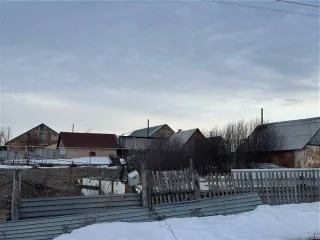 Земельный участок 1500 кв.м. Оренбургская область, Тюльганский район, поселок Тюльган, улица Высоцкого, 3-1. Категория земель: земли населенных пунктов. Разрешенное использование: для ведения личного подсобного хозяйства. Кадастровый номер: 56:33:1301005:26.