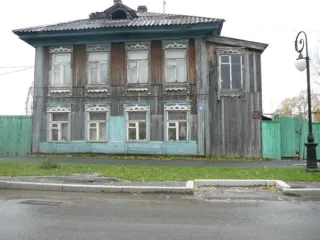 Нежилое здание, назначение: нежилое, количество этажей: 2, в том числе подземных 0, площадь 165,1 кв.м., кадастровый номер: 72:24:0603027:86, местоположение: Тюменская область, г. Тобольск, ул. Ленина, д. 42 (в составе объекта учитывается движимое имущество – ограждение, табличка информационная…