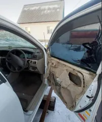 Toyota Corolla Fielder 2002 года, белый цвет, бензиновый двигатель 1.5 л (110 л.с.), АКПП. VIN отсутствует, кузов NZE121-0116349, ПТС 25 УМ 291526, госномер Е826XX27RUS. Экологический класс 4, разрешенная масса 1365 кг, снаряженная масса 1090 кг. Производитель: Toyota (Япония).