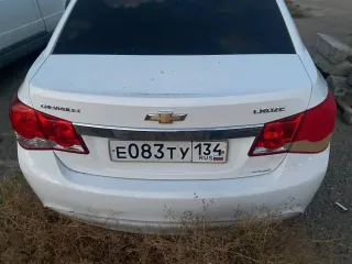 Chevrolet Cruze 2013 года, 141 л.с. Кузов белый, VIN: XUFJF695JD3027390, госномер Е083ТУ134. Автомобиль неисправен, имеет повреждения кузова и ЛКП.