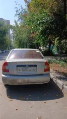 Хендэ Акцент 2003 года, серебристый. VIN: X7MCF41GP4M007673, ПТС: 63РН 449751, госномер Р565КА64. Двигатель бензиновый G4EC3626195, объем 1.5 л (1495 куб. см), мощность 102 л.с. Максимальная масса 1555 кг, масса без нагрузки 1176 кг. Экологический класс не установлен. Произведен ООО ТАГАЗ (Россия).