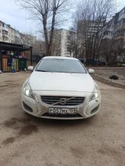 Volvo S60 2013 года выпуска, VIN: YV1FS42H0D2213026. В залоге у ПАО "Совкомбанк".
