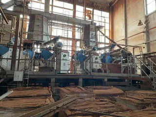 Имущественный комплекс по производству пеллет в Архангельской области. Движимое и недвижимое имущество, представляющее собой взаимосвязанный производственный комплекс по производству топливных пеллет, указанное в приложениях №1 и №2.