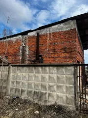 Навес на пандусе из металлоконструкций, сборно-разборный, литера Г1, площадь 196,5 кв.м.; 
Трансформаторная подстанция кирпичная капитальная и распределительный узел 0,4 кВ, №3017 ТР-Р РУ-04KV, литера Д, площадь 23,3 кв.м.; 
Гараж кирпичный капитальный, литера Е, площадь 61,5 кв.м…