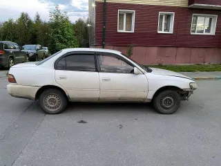 Toyota Corolla 1995, автомобиль Toyota Corolla, 1995 года выпуска, VIN: отсутствует, государственный регистрационный знак: О758РС154, цвет: белый.