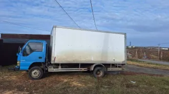 Isuzu NQR 3784D1, 2007 грузовой фургон. VIN: XUB3784D170000049. Гос. номер: Е240РС124. Номер шасси: XTTN1R71P70300776. Тип кузова: грузовой фургон. Цвет: синий. Мощность двигателя: 120.0 л. с. Объём двигателя: 4570 куб. см. Масса без нагрузки: 3820 кг. Разрешенная максимальная масса: 8000 кг. Год…