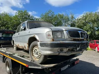 ГАЗ-3110 2002 года, годные остатки. Стального цвета, VIN: XTH31100021108667. Многочисленные трещины и сколы на переднем и заднем бампере. Отсутствует решетка радиатора с левой стороны. Глубокая коррозия металла, в том числе сквозная, многочисленные вмятины, следы ржавчины по всему кузову. Трещины…