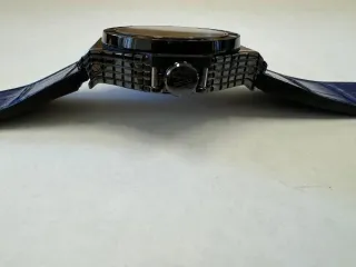 Hublot Big Bang Tutti Frutti Dark Blue Caviar 346.CD.1800.LR.1901 наручные часы в круглом корпусе из металла темного цвета со вставками синего цвета. Часы имеют ремешок из материала синего цвета с замком из металла черного цвета. На оборотной стороне часов имеется надпись «HUBLOT», «BIG BANG»…