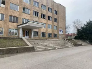 Административное здание, расположенное по адресу:  г. Сальск, ул. Ленина, 39 Административное здание, расположенное на земельном участке  по адресу: Ростовская область, г. Сальск, ул. Ленина, 39, в том числе: - Нежилое помещение, общей площадью 877,1 кв.м, кадастровый номер 61:57:0010526:18…
