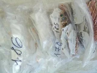 Бижутерийная продукция. Бижутерийная продукция, изготовленная из сплавов недрагоценных металлов, имеющая или не имеющая гальванического покрытия из драгоценных металлов, страна происхождения не установлена - 2404 шт.     Полное описание лота "Приложение № 11" 
Назначение: pryamie 

