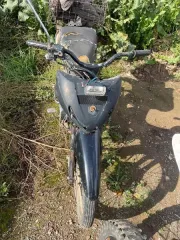 Мотоцикл Honda без государственного регистрационного знака, VIN: JH2PC37BX4M105584. Ключей и документов нет. Мотоцикл, модель и номер двигателя 152FMH 100472567, повреждения по всему кузову, без государственного регистрационного номера, с корзиной. Ключей и документов нет. Лодка ПВХ и весла, одно…