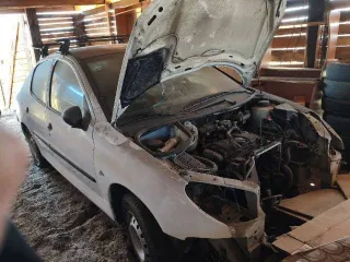 Peugeot 206, 2008 года, 75 лс, 350000 км. Легковой автомобиль Пежо206, год выпуска 2008, VIN VF32BKFWA72790272, номер двигателя 13186015814, государственный регистрационный знак Е130ЕУ178. Требуется ремонт.