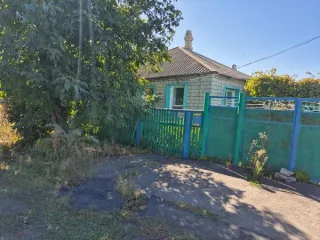 Земельный участок площадью 1529 кв.м., категория земель: земли населенных пунктов, под индивидуальным жилищным строительством, кадастровый № 61:49:0050102:28. Жилой дом площадью 105,1 кв.м., кадастровый № 61:49:0050102:424. Объекты находятся в залоге. Адрес: Ростовская область, г. Гуково, МКР…