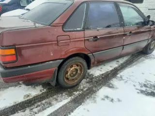 Автомобиль Volkswagen Passat, 1991 г.в., г/н М161КО44, VIN WVWZZZ31ZME090582 (Реализация по прямому назначению). Цвет красный, глубокая коррозия металла, в том числе и сквозная , в области колесных арок, порогов, понизу всех дверей, на двери багажника, на заднем левом крыле (в области задней левой…