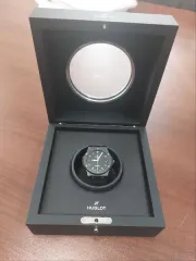 Наручные часы Hublot Classic Fusion Ceramic в специальном футляре. Корпус часов изготовлен из керамики черного цвета, механизм автоматический, циферблат матовый черного цвета, ремешок из резины (каучук) черного цвета. Безель инкрустирован 6 металлическими H-образными винтами. На циферблате имеется…