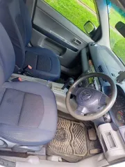 Mazda Demio 2003 года, 91 лс. Цвет белый. Госномер Р144АК142. Кузов DY3W-231087, имеются вмятины и коррозийные повреждения на багажнике.