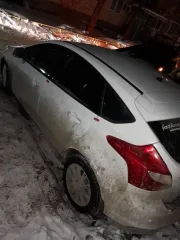 Ford Focus 2014 года выпуска, белого цвета. VIN: X9FKXXEEBKEM75135. ПТС 74 УК 824206, госномер О176ЕХ774. Тип двигателя: бензиновый, объем 1596 куб. см, мощность 104,72 л.с. (77 кВт). Экологический класс 5. Максимальная масса 1825 кг, масса без нагрузки 1316 кг. Произведен ЗАО "Форд Мотор Компани".