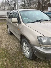 Toyota Harrier, 2001 года, модель 2AZ 0533931, кузов ACU10-0009247, цвет серый и темно-серый, 160 л.с. (120 кВт), 381000 км, полный привод, АКПП, рабочий объем двигателя 2362 куб. см, разрешенная максимальная масса 1855 кг, масса без нагрузки 1580 кг. Транспортное средство давно стоит без движения…