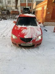 Mazda 3 2007 года, 150 л.с., пробег 214306 км. VIN JMZBK12F681598912, объем двигателя 1999 куб. см, масса 1320 кг, левый руль, бензиновый двигатель. Имеются сколы, царапины, коррозия, колеса спущены, аккумулятор разряжен.