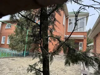 1/2 доли жилого дома 167,2 кв. м и 1/2 доли земельного участка 694 кв. м, Новочеркасск, Ростовская обл. 1/2 доли в праве собственности на жилой дом - 167,2 кв. м, 1/2 доли в праве собственности на земельный участок - 694+/-5 кв. м, адрес: Ростовская обл., г. Новочеркасск, Железнодорожная ул., д…