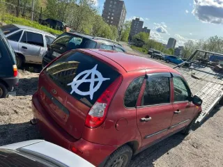 Автомобиль LADA Kalina 2010 года выпуска, VIN: XTA111930B0134888, цвет серебристо-красный. Ключ и копия ПТС в наличии, СТС отсутствует. Таблички с госномером, передний бампер и решетка радиатора отсутствуют. Коррозия металла в области колесных арок, на крыльях и на двери багажника. Отслоение и…