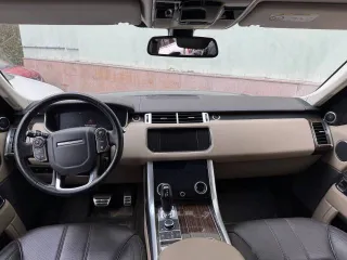 Land Rover Range Rover Sport 2013 года, VIN SALWA2FFXEA324100. При осмотре установлено: дефект лакокрасочного покрытия (отслоение краски) эмблемы на крышке багажника; дефект лакокрасочного покрытия (отслоение краски) декоративной накладки на капоте; механическое повреждение накладки переднего…