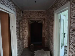 Доля дома 62.3 м² и участок 1592 м² в Курганской области. 8/10 доли дома и 8/10 доли земельного участка в Курганской обл. 8/10 долей в праве собственности (совместная собственность супругов) на жилой дом площадью 62.3 кв.м. с кадастровым номером 45:11:000000:3947 и 8/10 долей в праве собственности…