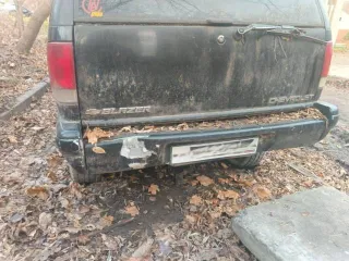 Chevrolet-Blazer 1995 года, 161 лс, 300000 км, полный привод, АКПП. Легковой автомобиль, марка: Chevrolet-Blazer, год изготовления: 1995, VIN: 1GNDT13W0SK253445, мощность двигателя, л. с. (кВт): 161. Пробег уточнять при осмотре.