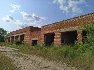 Комплекс зданий 1140.6 кв.м с земельным участком, Тульская область. Имущественный комплекс, расположенный по адресу: Тульская область, Одоевский район, рп. Одоев, ул. Карла Маркса, д. 154-а, в составе: Недвижимое имущество: - Нежилое здание (склад), назначение: Нежилое, площадь, м2: 77,4…
