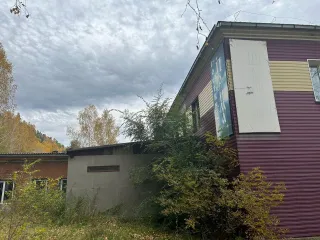 Административное здание 992,2 кв. м, право аренды участка 3559 кв. м, Республика Хакасия. Административное здание, общежитие на 48 мест, назначение: нежилое помещение, 3-х этажное, общей площадью 992,2 кв. м, адрес (местонахождение) объекта: Республика Хакасия, г. Саяногорск, пгт. Майна…