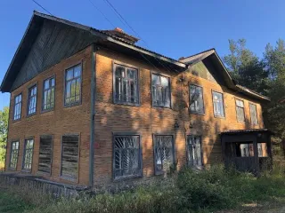 Земельный участок 383 кв.м и нежилое здание 318,6 кв.м, Красноборск, Архангельская область. Земельный участок, местоположение Архангельская область, Красноборский муниципальный округ, село Красноборск, улица Набережная, земельный участок 33, площадь 383 кв.м, кадастровый номер: 29:08:013103:76, с…