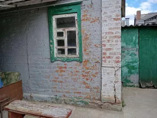 Жилое здание, площадь: 53,2 кв.м., кадастровый номер: 61:40:0010139:369 и земельный участок, площадь: 697 кв.м., категория земель: Земли населенных пунктов, разрешенное использование: для ведения личного подсобного хозяйства, кадастровый номер: 61:40:0010139:201. Адрес: Ростовская область, р-н…