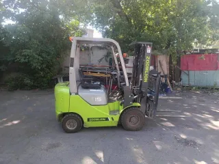 ZOOMLION FD 15 2022 года. Дизельный погрузчик. Номер двигателя ISUZU GK-C240NK, 295265. Цвет зеленый. Максимальная технически допустимая масса 4475 кг. Максимальная конструктивная скорость 14 км/ч.
