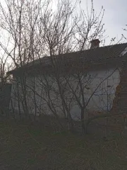 Здание 42 м² и земельный участок 148 м², Воронежская область, Аннинский район, здание нежилое КН 36:01:0520002:18 и земельный участок с КН 36:01:0520002:13. Площадь здания – 42 кв.м. Количество этажей 1, стены: деревянные, обложенные кирпичом. Проемы оконные: створные. Перекрытие: деревянное…