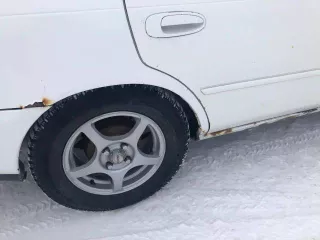 Toyota Corolla, 1994 год, белый цвет. VIN отсутствует, ПТС 25 МЕ 908461, госномер Н297СМ54. Произведен в Японии. Бензиновый двигатель 1.5 л (74 л.с.), объем 1498 куб. см. Максимальная масса 1165 кг, масса без нагрузки 890 кг.  

Технические характеристики: Требуется капитальный ремонт или замена…
