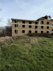 Незавершенное строительство 1059.6 м², котельная 80.7 м², участок 1433 м², Крым. Объекты по адресу: Республика Крым, Симферопольский район, пгт Николаевка, ул. Морская, д. 25. Незавершенное строительство (проектируемое назначение – нежилое здание, степень готовности – 40%) площадью 1059.6 кв. м…