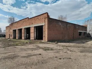 Земельный участок 12562 кв.м и здания 1382.8 кв.м, Забайкальский край, г. Нерчинск, ул. Космонавтов, 27. Кадастровый номер участка: 75:12:200132:110. Пять нежилых зданий суммарной площадью 1382,8 кв.м и сооружение "Теплотрасса". Год постройки зданий - 1988. Стены - кирпичные. Техническое состояние…