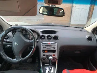 Peugeot 308 2010 года, VIN: VF34H5FWFAS113623. Пробег 198 566 км, мощность 120 л.с., цвет серо-бежевый. Двигатель 1598 куб.см, бензин, автоматическая коробка передач, левый руль. Технически неисправен, не работает стартер.