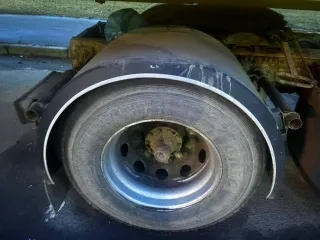 Scania 113 1992 года. Грузовой седельный тягач. На ходу или нет — неизвестно. Дефекты ЛКП, ржавчина, течь воды в салон, масляное запотевание в районе гидроцилиндра подъема кабины. Более подробное техническое состояние выясняйте самостоятельно в ходе осмотра.