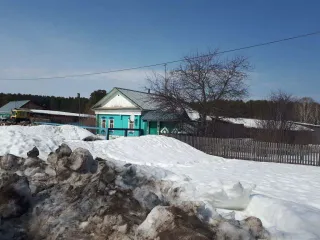 1/2 доли жилого дома и земельного участка, 47,7 кв.м + 2100 кв.м, Омская область, Тарский р-н, п. Атак 1/2 доля в праве на жилое здание, площадь: 47,7кв.м., кадастровый номер: 55:27:130201:197 и 1/2 доля в праве на земельный участок, площадь: 2100кв.м., категория земель: Земли населенных пунктов…